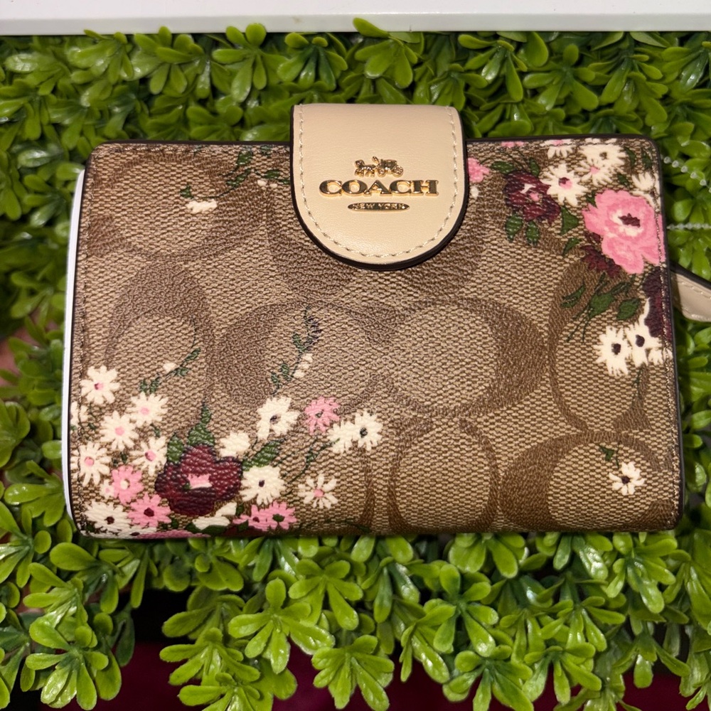 NWT Coach Wallet - Evergreen Floral Print
Signature Canvas